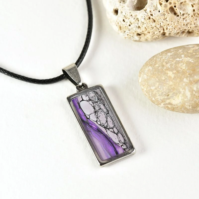 Fialový náhrdelník, litý akryl, malý obdélník