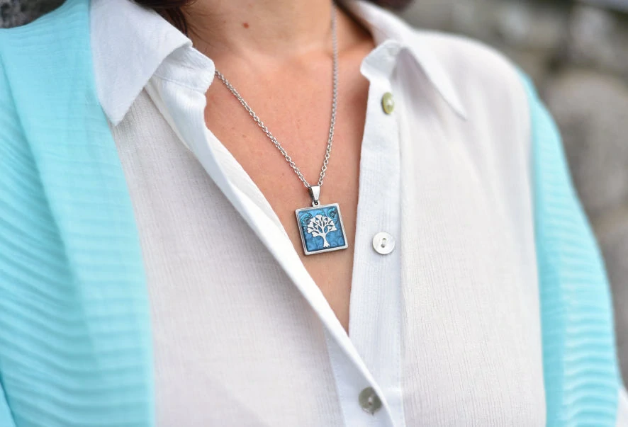Modrý náhrdelník strom, malba, čtverec