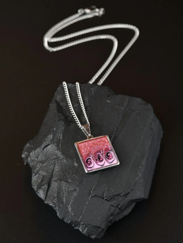 Růžový náhrdelník, malba, čtverec