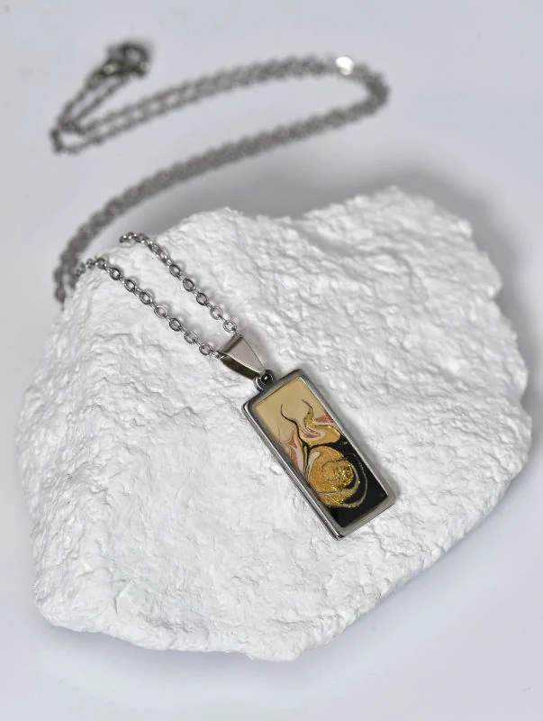 Béžový náhrdelník, malba, malý obdélník