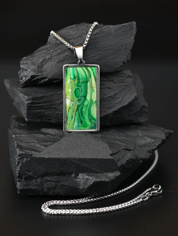 Zelený náhrdelník, litý akryl, velký obdélník