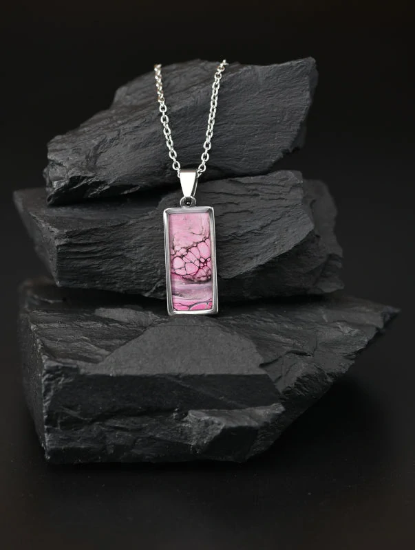 Růžový náhrdelník, litý akryl, malý obdélník