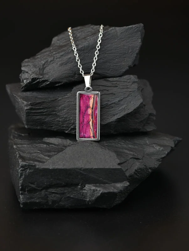 Purpurově fialový náhrdelník, litý akryl, malý obdélník