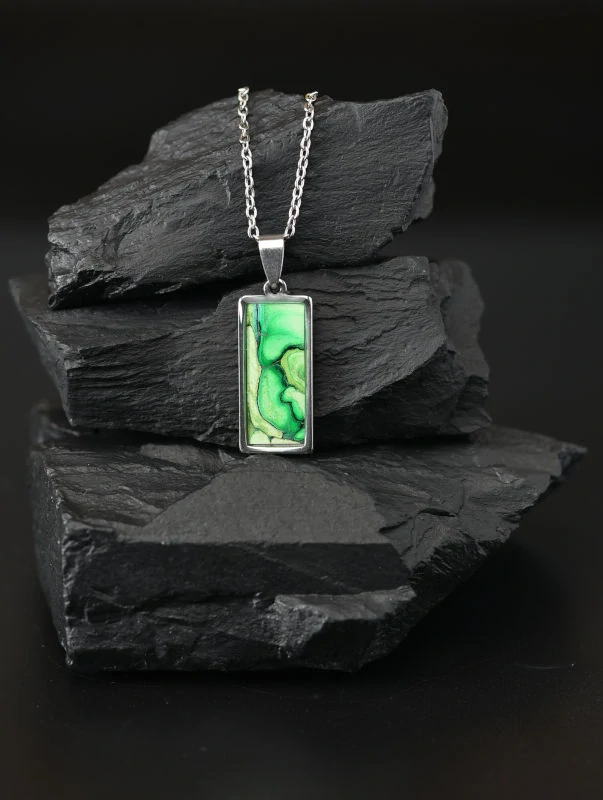 Zelený náhrdelník, litý akryl, malý obdélník