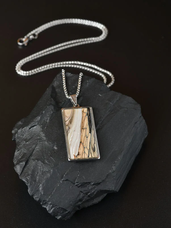 Béžový náhrdelník, litý akryl, velký obdélník