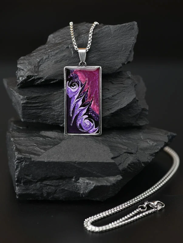 Fialový náhrdelník, malba, obdélník