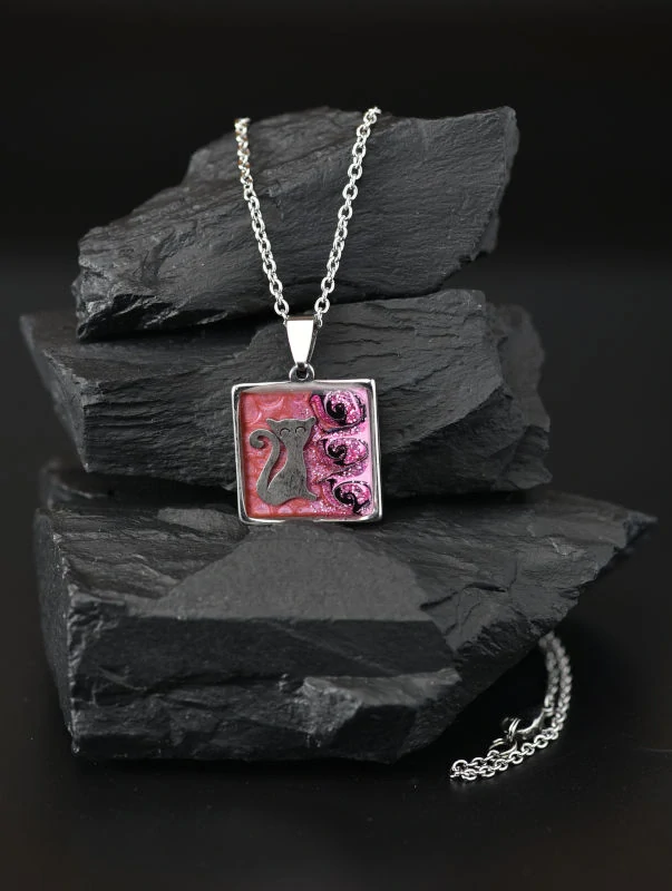 Růžový náhrdelník kočka, malba, čtverec