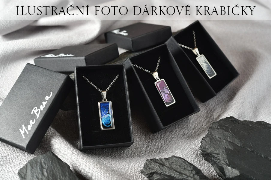 Tmavě modrý náhrdelník, malba, malý obdélník
