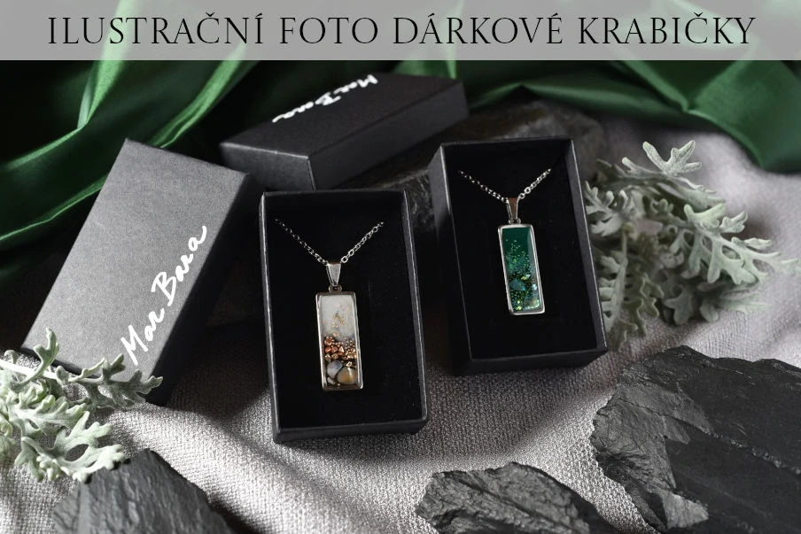 Tmavě zelený náhrdelník s kamínky, obdélník