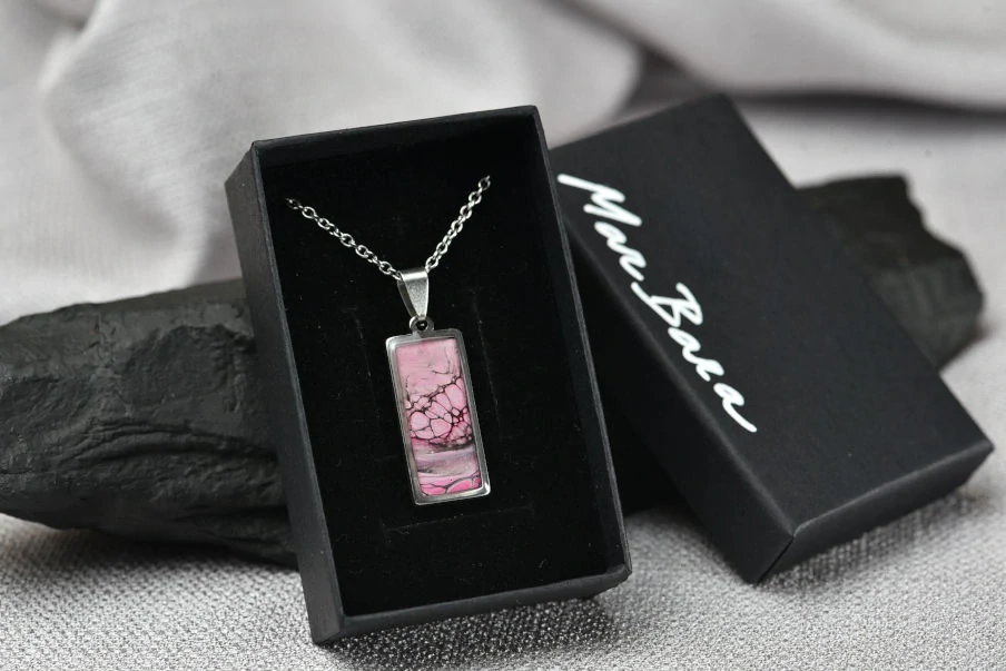 Růžový náhrdelník, litý akryl, malý obdélník