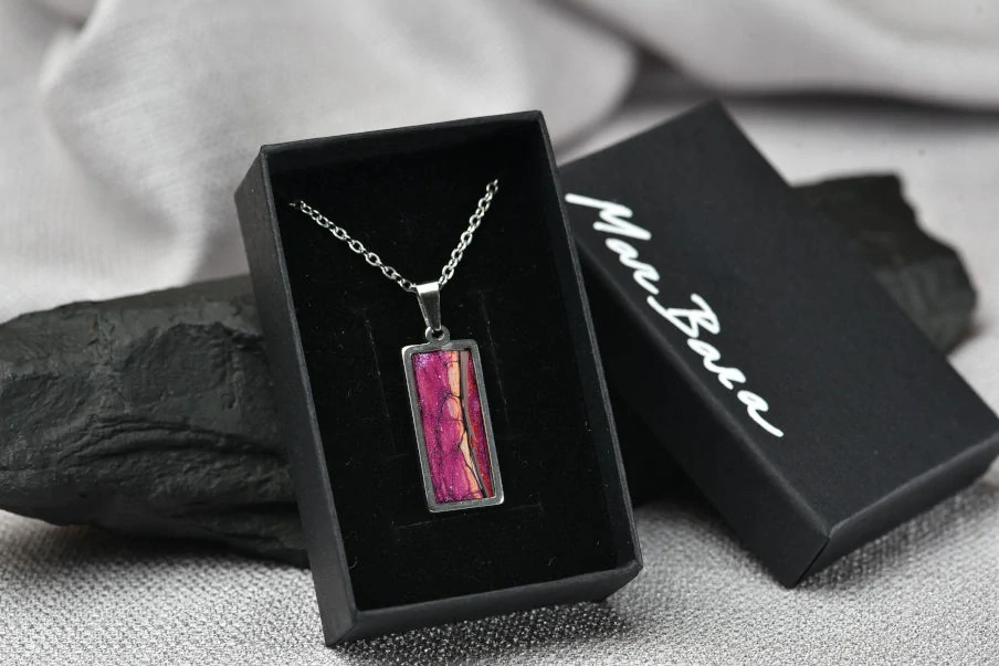 Purpurově fialový náhrdelník, litý akryl, malý obdélník