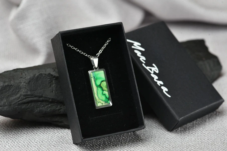 Zelený náhrdelník, litý akryl, malý obdélník