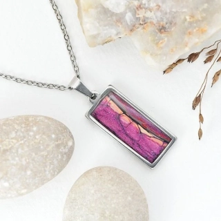 Purpurově fialový náhrdelník, litý akryl, malý obdélník